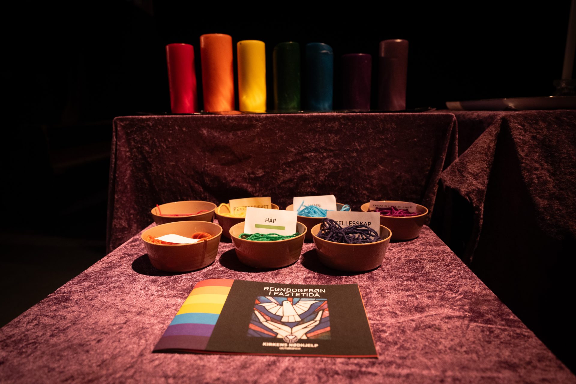 Bønnevandringsstasjon me regnbuelys og tråder